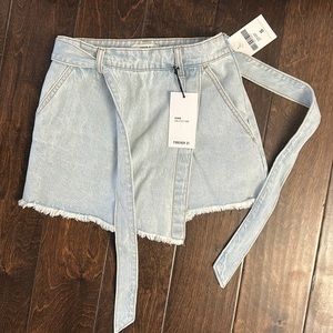 BNWT women’s size small denim skort